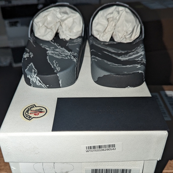 Moncler Basile Charcoal Slide - Picture 5 of 6